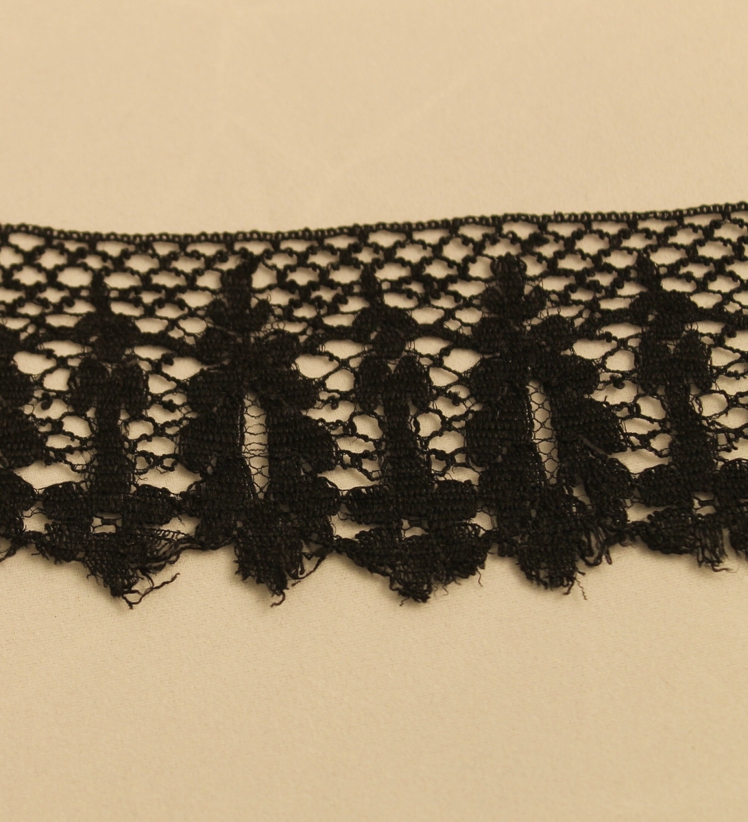 Blonde med høye og smale motiver. 0,5 cm. pr. rapport.