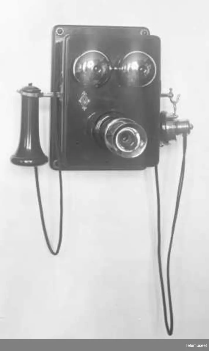Telefonapparat, cb veggtelefon i tre, med fast mikrofon, klokke 1000 ohm. Elektrisk Bureau.