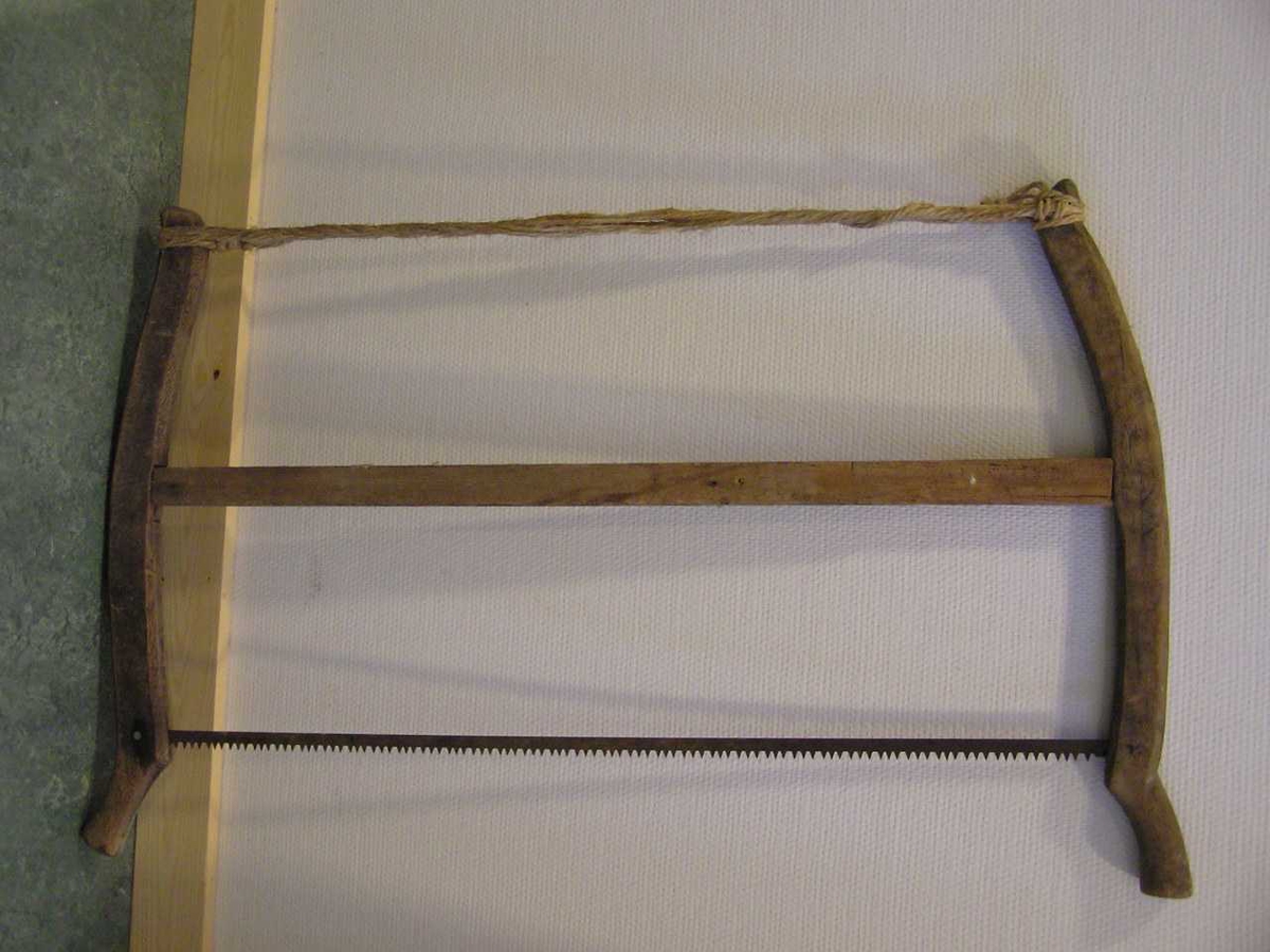 Form: ramme med  blad nede og tau til stramming oppe