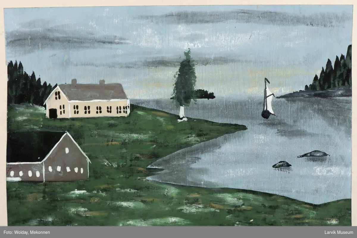 Landskap, bolighus, uthus , båt med seil. 
Innseilingen til Langesund