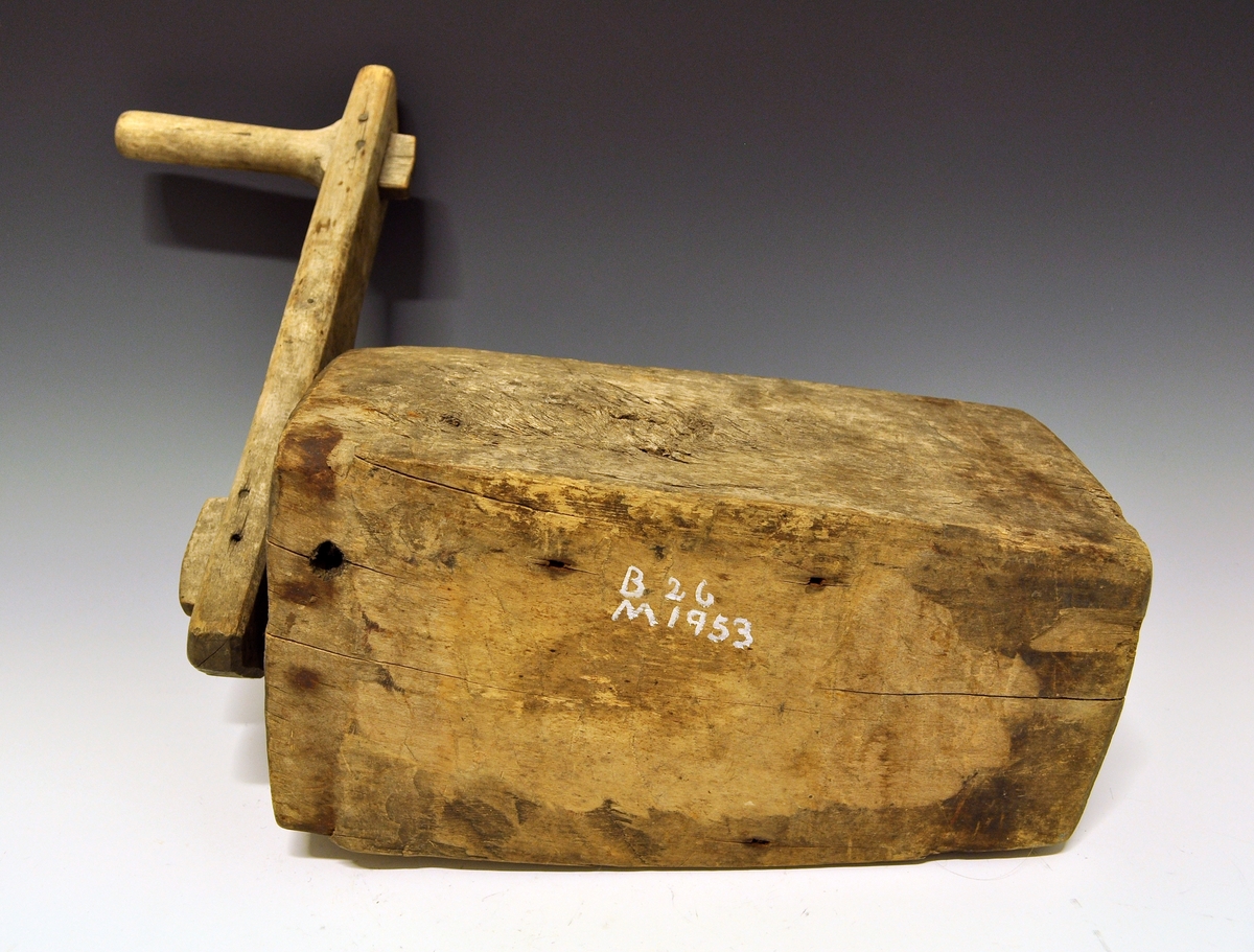 Fra protokollen: Dekorert med skurd i eit slag rifling med tungemønster oppå. Oversida sprekt, reparert med tre jarnhakar.