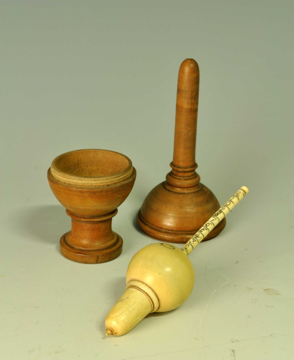 Fra protokoll: "Styrkemaaler for brændevin af elfenben og merke "---" (se bilde 2). Tillhört en familie Astrup", Nordland. Maaleren ligger i træfuteral dreiet kule med gradert stang. Længde 11,5 cm.