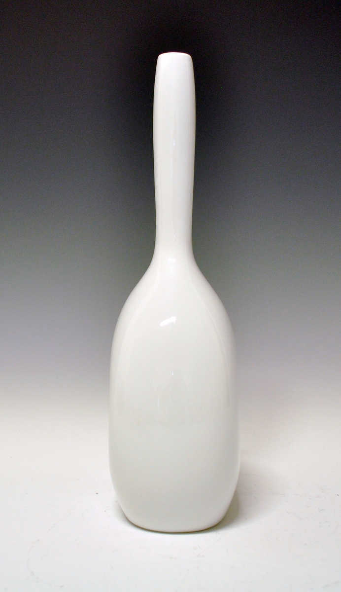 Vase av porselen. Lang, smal hals, nedre del formet som hjul med hull i midten. Hvit glasur. 
Kunstner: Ellef Gryte.