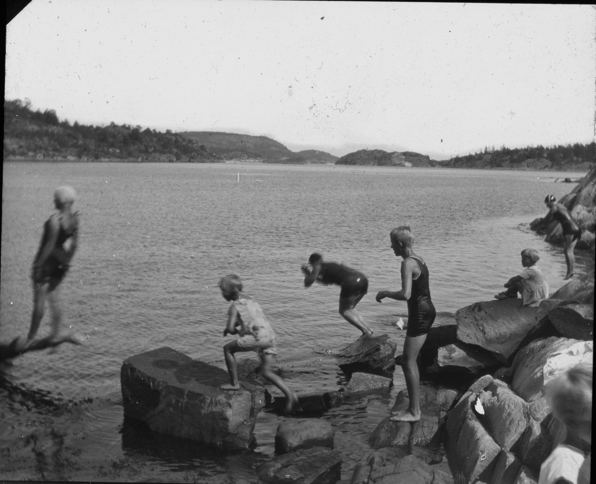 Barn som bader i Kragerø