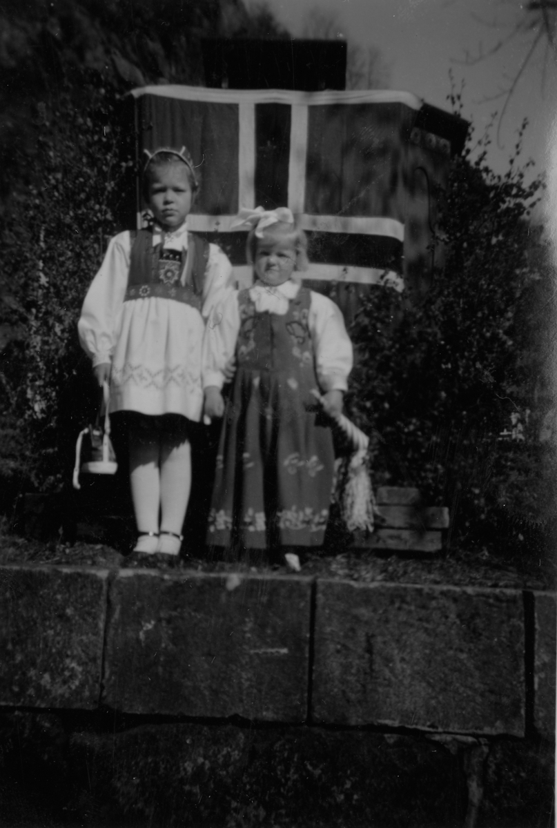 Grethe-Sofie Somdalen og vennine i hver sin bunad, Kirketomta, Kragerø.  17.mai 1951/2