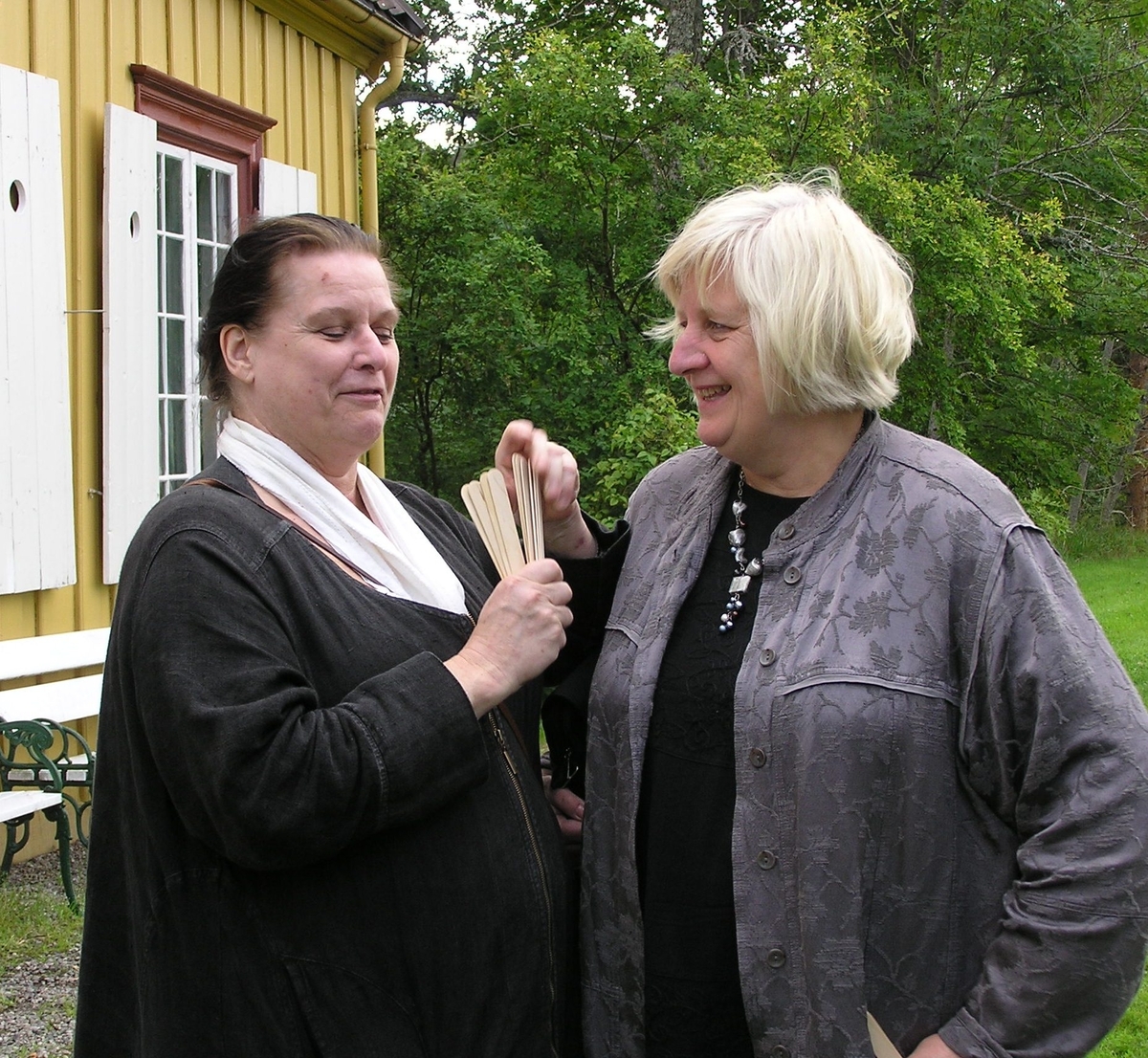 Meta Biørn og Margit Juve Biørn på Berg i anledningen Jeia Homanns bursdag 22.08.2010. Arrangement Berg-Kragerø Museums venner.