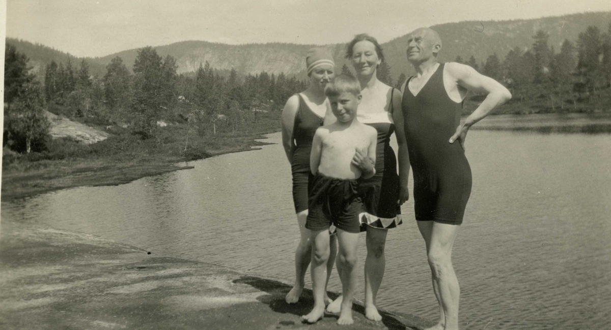 Badeliv på Kåsa, Drangedal.  ?, Ragnar, Adda, og  Otto Skarre, ca. 1928
