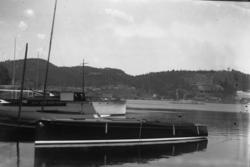 Båter i Kaldtadkilen. Bergersens båt foran. Bruddet bak.