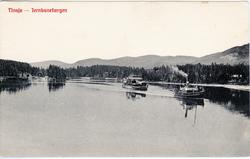 Båten Tinnsjø under slep av DS Skarsfos på veg ut fra Tinnos