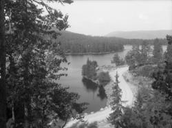 En vei langs vannet fotografert. Heivannet (Siljan) - fotogr