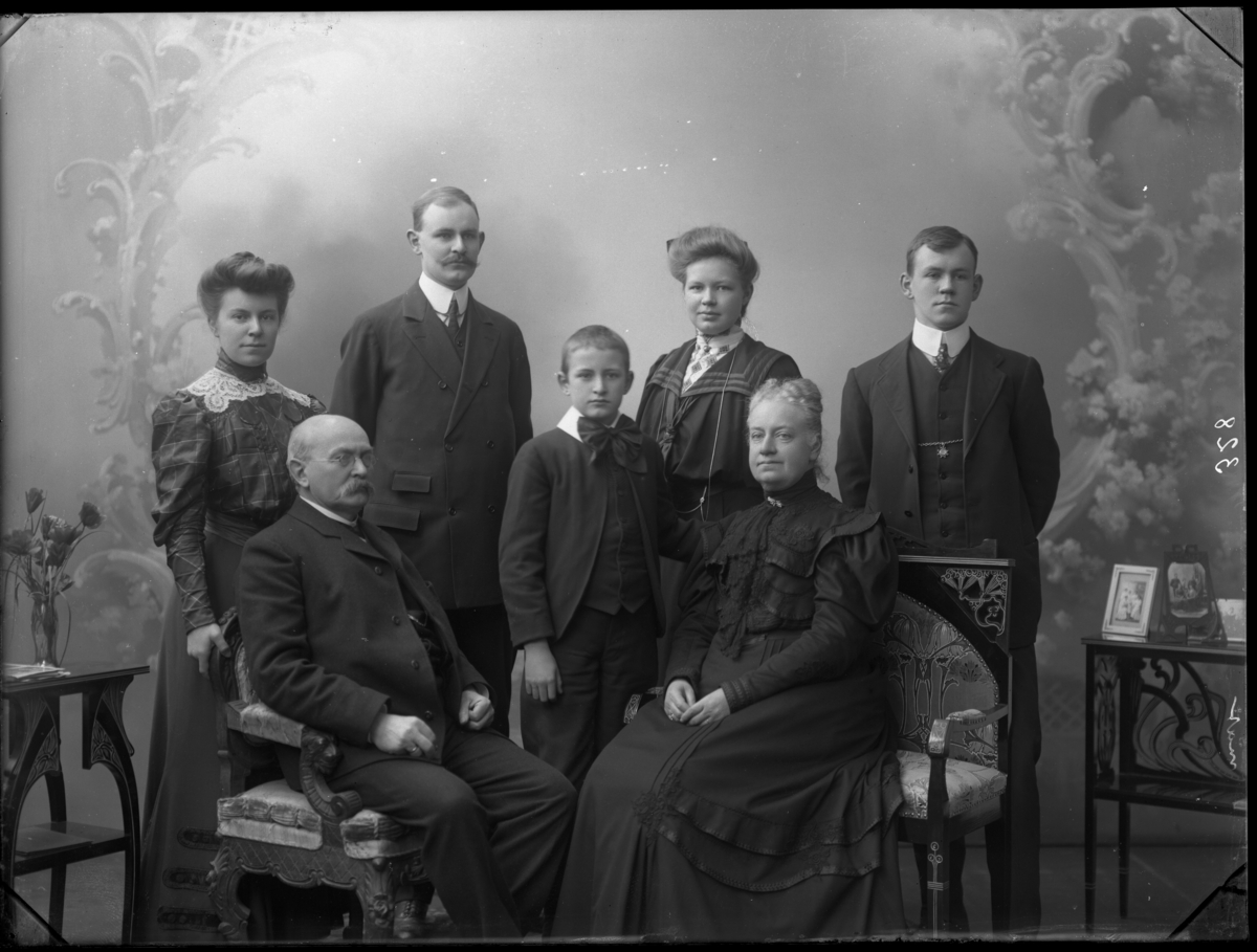 Gunnar Knudsen med familie fotgrafert. Gunnar og Sofie med fra venstre barna Louise (Lulli), Erik, Rolf, Margit (Maggit) og Christen (Kit)