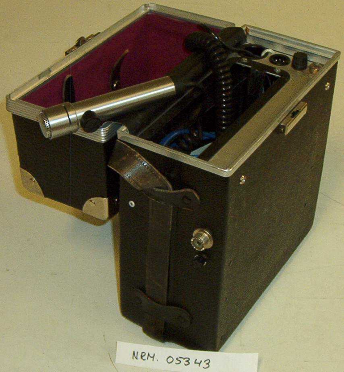 Transportkoffert for politiradio type Sonab MR3016NP,
med fast mikrofon.
Hører sammen med politiradio NRM.05342.

Inneholder 2 bruksanvisninger Sonab MR3016NP i kofferten, samt Regler for bruk av politiets radiosamband GP 4361
