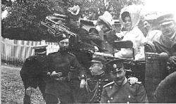 Kvinner i reiseantrekk sitter i baksetet på bil med nedslått