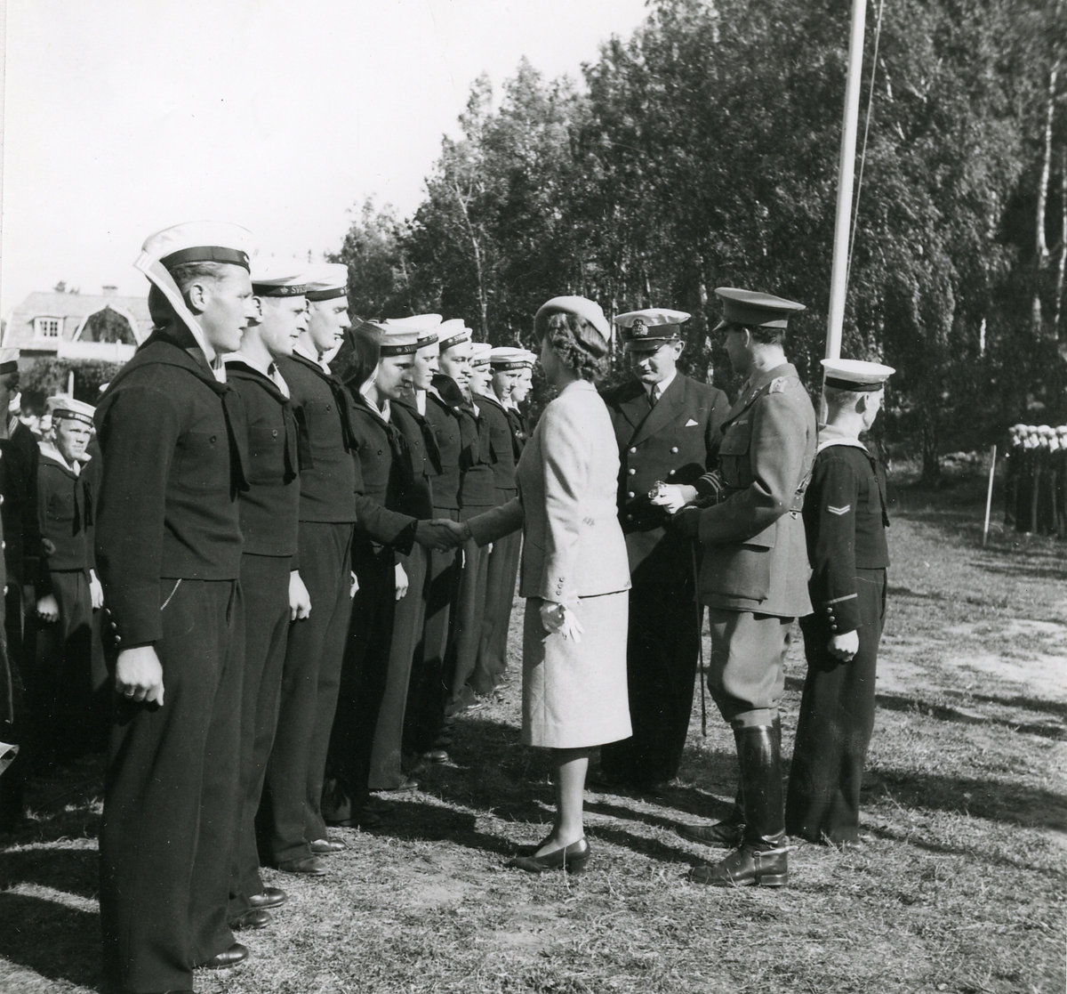 Prisutdelning vid Hårsfjärdens idrottsplats.
Prinsessan Sibylla och Prins Gustav Adolf hälsar på manskap från pansarskeppet Sverige.