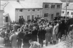 08.05.1945. Ved Namsos Politistasjon. Publikum venter på få 