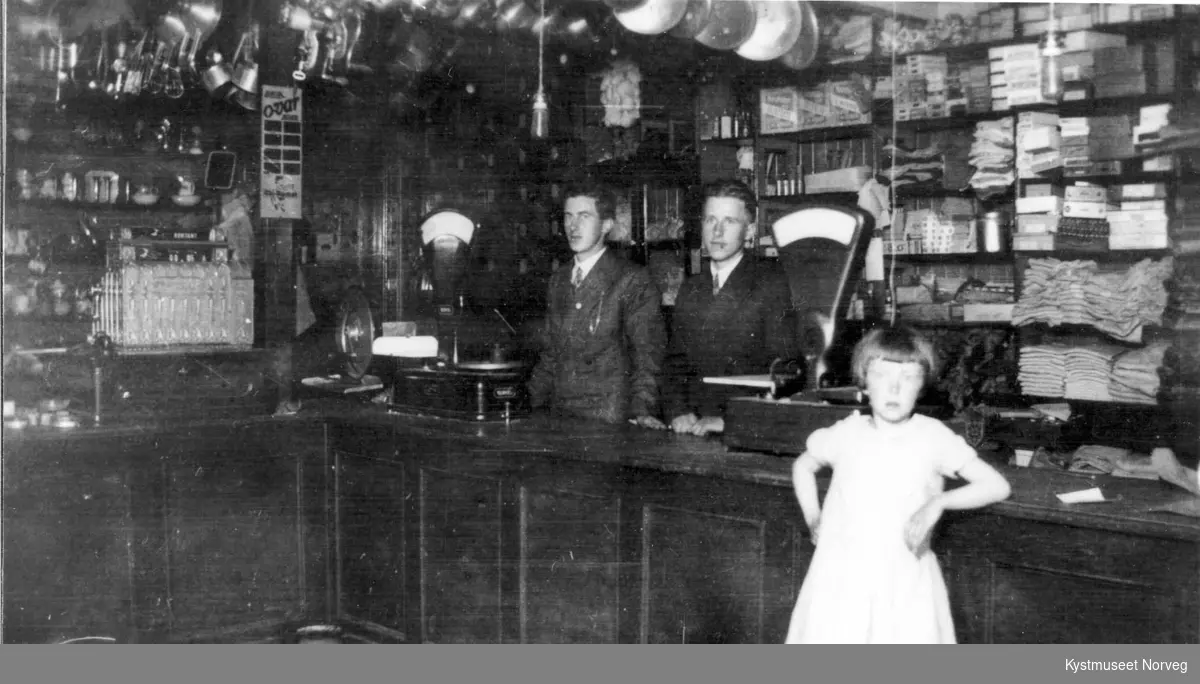 Lorentz Halsvik, Albert Lie Ovesen og Turid Inderberg i butikken hos Th. Inderberg i Flatanger