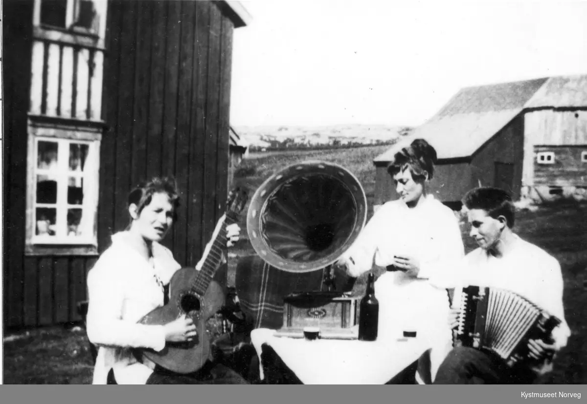 Julie, Gustav og Asbjørn Stamnes, "Musikkstund"
