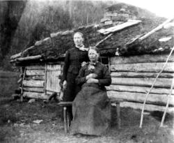 Ingeborg-Anna og Henriette Opplandsaunet ved seterskjulet på