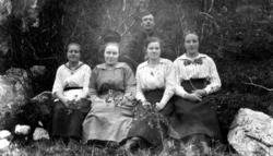 Målfrid, Kristianna, Borghild og Ingeborg Ofstad sammen med 