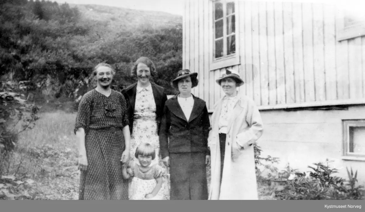 Ragnvalda Lyngsnes, Olda Gravseth, Ebba Gravseth og Olga Gravseth. Foran står Ragnhild Kirkeby-Garstad Brekk?