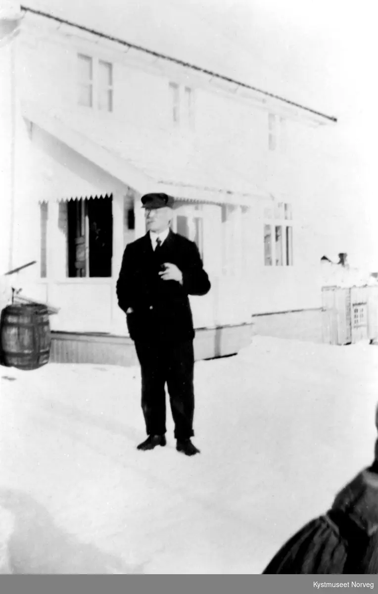 Sør-Gjæslingan, ukjent mann foran telegrafbygning
