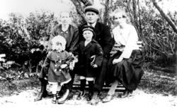 Fra venstre: Vanda Engstad Ulsund, Harald Ulsund, fra høyre 