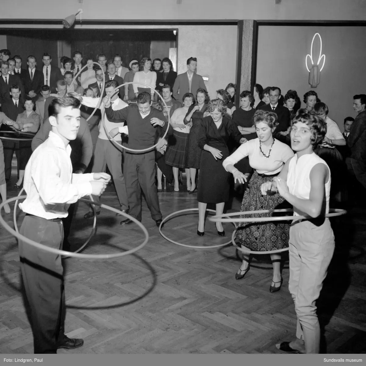 1959 var det livat värre på anrika danspalatset Wivex på Torggatan. Direktör CA Claesson hade anlitat ett par entusiastiska ungdomar från Stockholm för att lära ut den senaste flugan ”Hula hoop”, även kallat ”Rock i ring”. Det gällde att till musik hålla en ring – eller helst flera – snurrande runt midja, hals, knäveck och armar så länge som möjligt. Enligt de unga instruktörerna var dansen även en utmärkt bantningsmetod. Hur stort genomslag dansen fick i Sundsvall är osäkert, men rockringen finns ju fortfarande kvar.