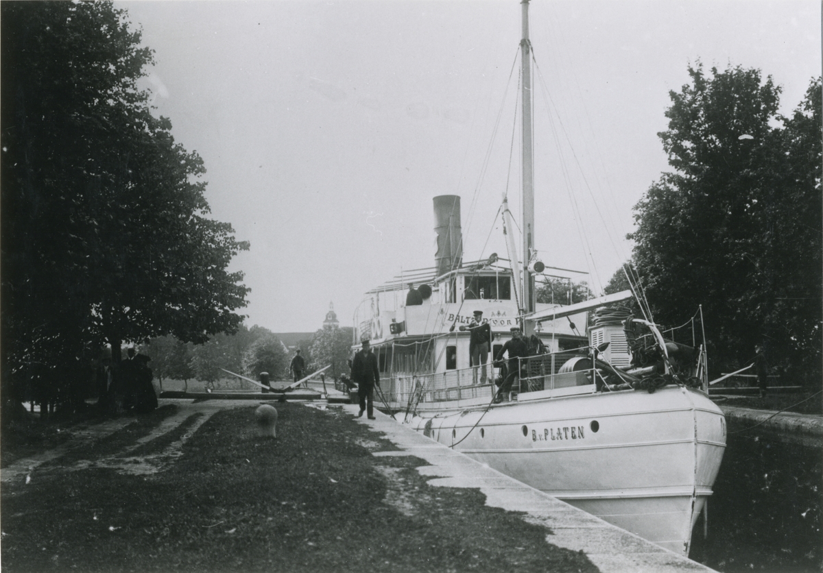 Passagerarångfartyget BALTZAR von PLATEN av Stockholm.
Fartyget i Göta Kanal vid Bergs slussar, år 1907.
