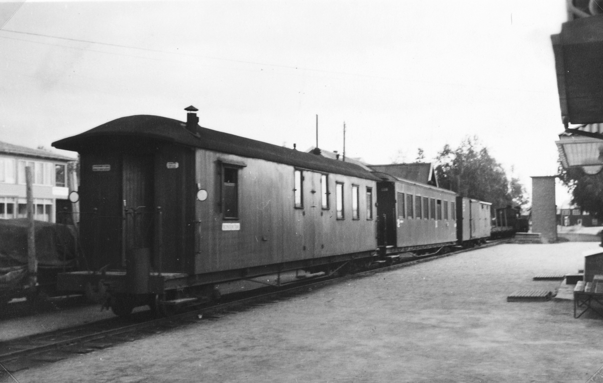 Tog 2058 til Sørumsand på Bjørkelangen stasjon.