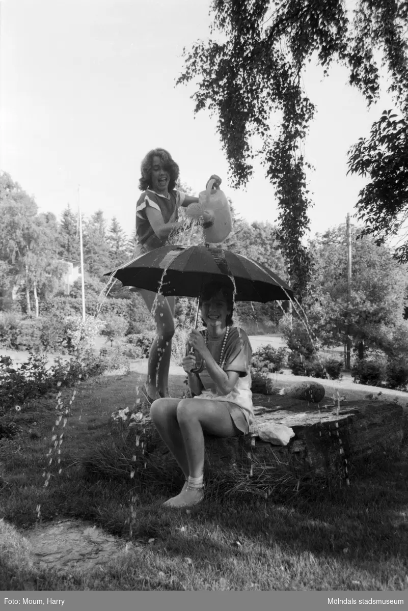 Regnig sommar, år 1984. Marie och Helen Semmelhofer från Kållered.

För mer information om bilden se under tilläggsinformation.