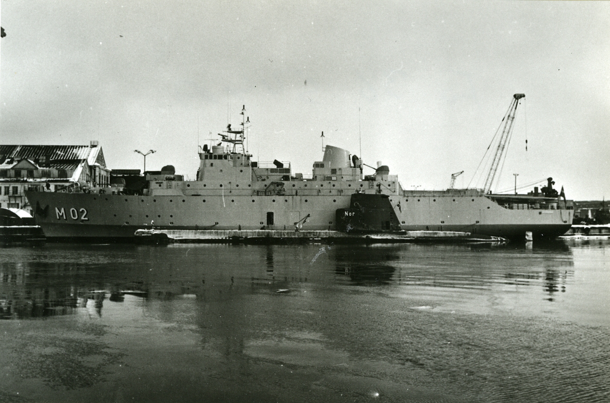Foto visande Älvsborg som moderfartyg för ubåtar.
Förtöjd vid fartygets babordssida: ubåten Nordkaparen.