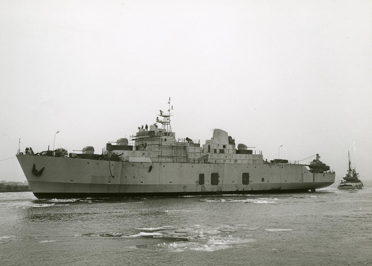 Foto visande Älvborg som bogseras till utrustningskajen i jan. 1971.
Älvborg är även utrustad som depåfartyg för ubåtar.