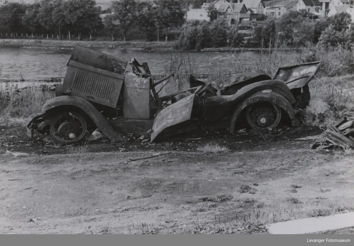 Ødelagt kjøretøy etter bombingen av Steinkjer,