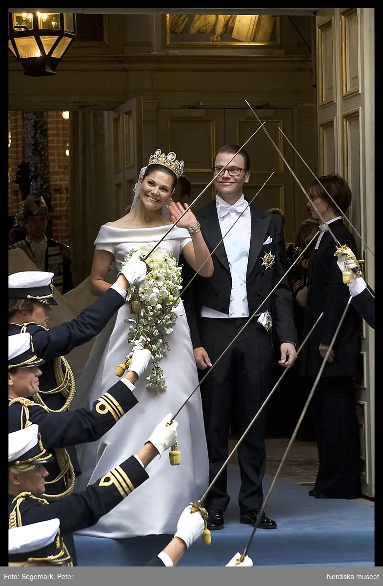 Kronprinsessbröllopet. Dokumentation av bröllopet mellan Kronprinsessan Victoria och herr Daniel Westling 19 juni 2010. Det nygifta paret på väg ut ur kyrkan.