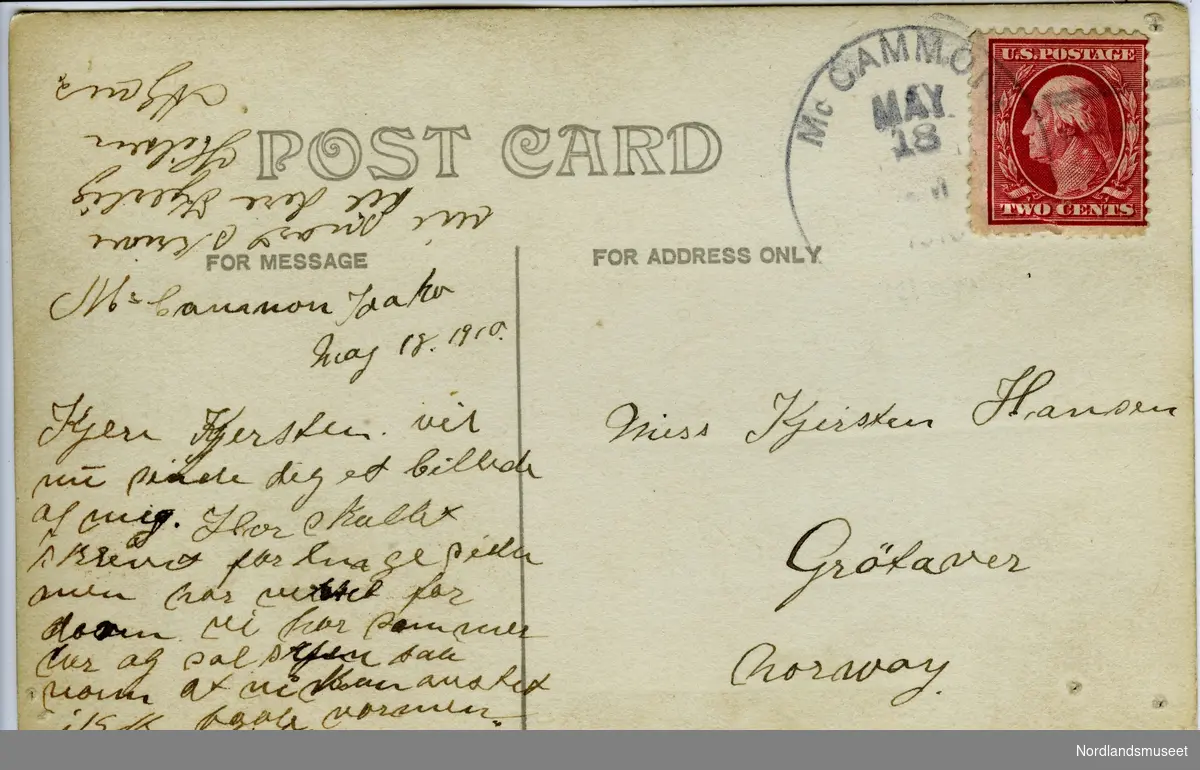 Fotografi av en kvinne som sitter i en skinnpolstret stol med trelener, inne i en stue. Hun har hvit, lang kjole med tett krage i halsen og sorte sko. I bakgrunnen ser vi en stor potteplante og et bilde på veggen.


Bakside: "Post card", rødt frimerke med påskriften U.S Postage, two cents. Portrett av en mann i profil på frimerket. Poststemplet Mc Cammon, 18.05.1910.215