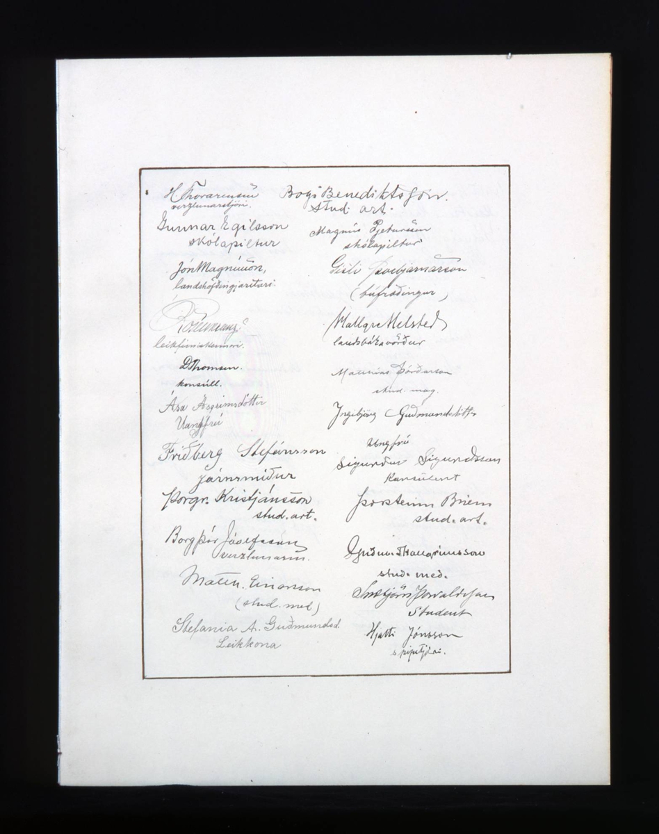 Adresse med mappe i mørkebrunt skinn med gullskrift på forsiden. Løse doble blad med mange hilsener i gullrammer. Adressen er skrevet med gotiske bokstaver i svart, rødt og gull.