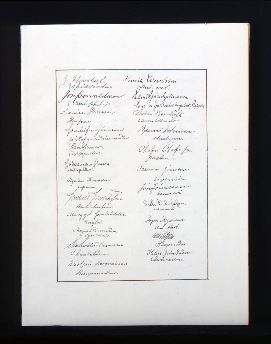 Adresse med mappe i mørkebrunt skinn med gullskrift på forsiden. Løse doble blad med mange hilsener i gullrammer. Adressen er skrevet med gotiske bokstaver i svart, rødt og gull.