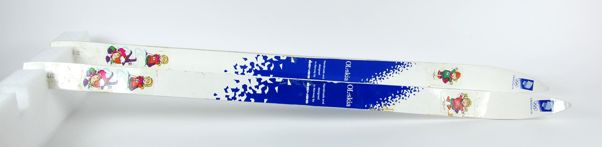 Hvite og blåe barneski med blått krystallmønster og motiver av Kristin og Håkon, som var maskotene for de olympiske vinterleker på Lillehammer i 1994. Krystallmønsteret inngikk i LOOCs designprogram. Logo for de olympiske vinterleker på Lillehammer i 1994 på tuppene. Skiene er av typen smørefrie, og er laget av glassfiber. Skiene har ikke bindinger.