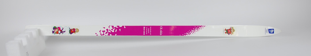 Hvit og rosa barneski med krystallmønster og motiver av Kristin og Håkon, som var maskotene for de olympiske vinterleker på Lillehammer i 1994. Krystallmønsteret inngikk i LOOCs designprogram. Logo for de olympiske vinterleker på Lillehammer i 1994 på tuppene. Skia er av typen smørefrie, og er laget av glassfiber. Skia har ikke binding.