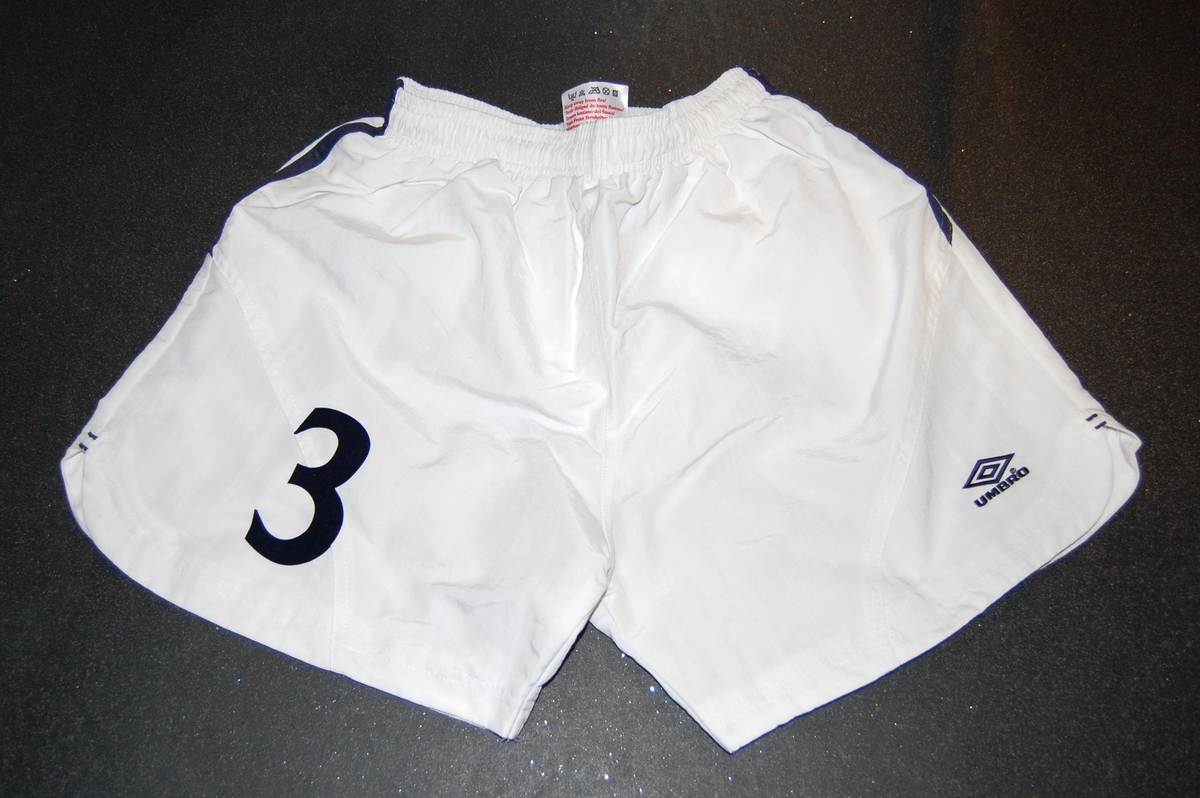 Hvit fotballshorts med nr. 3 og logo for Umbro.