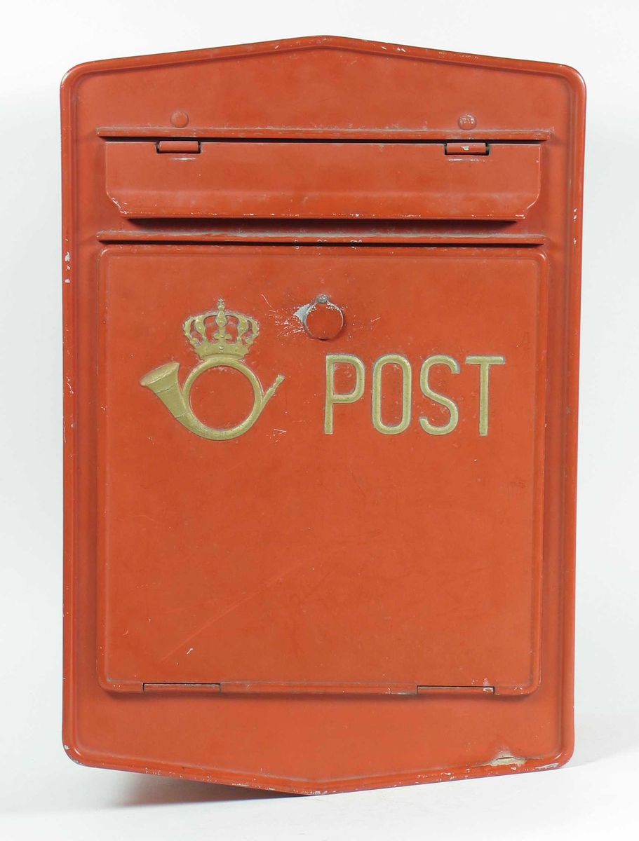 Rød postkasse med gammel logo (1935 - 1987), og gammelt låssystem (skiftet ut på 1990-tallet).