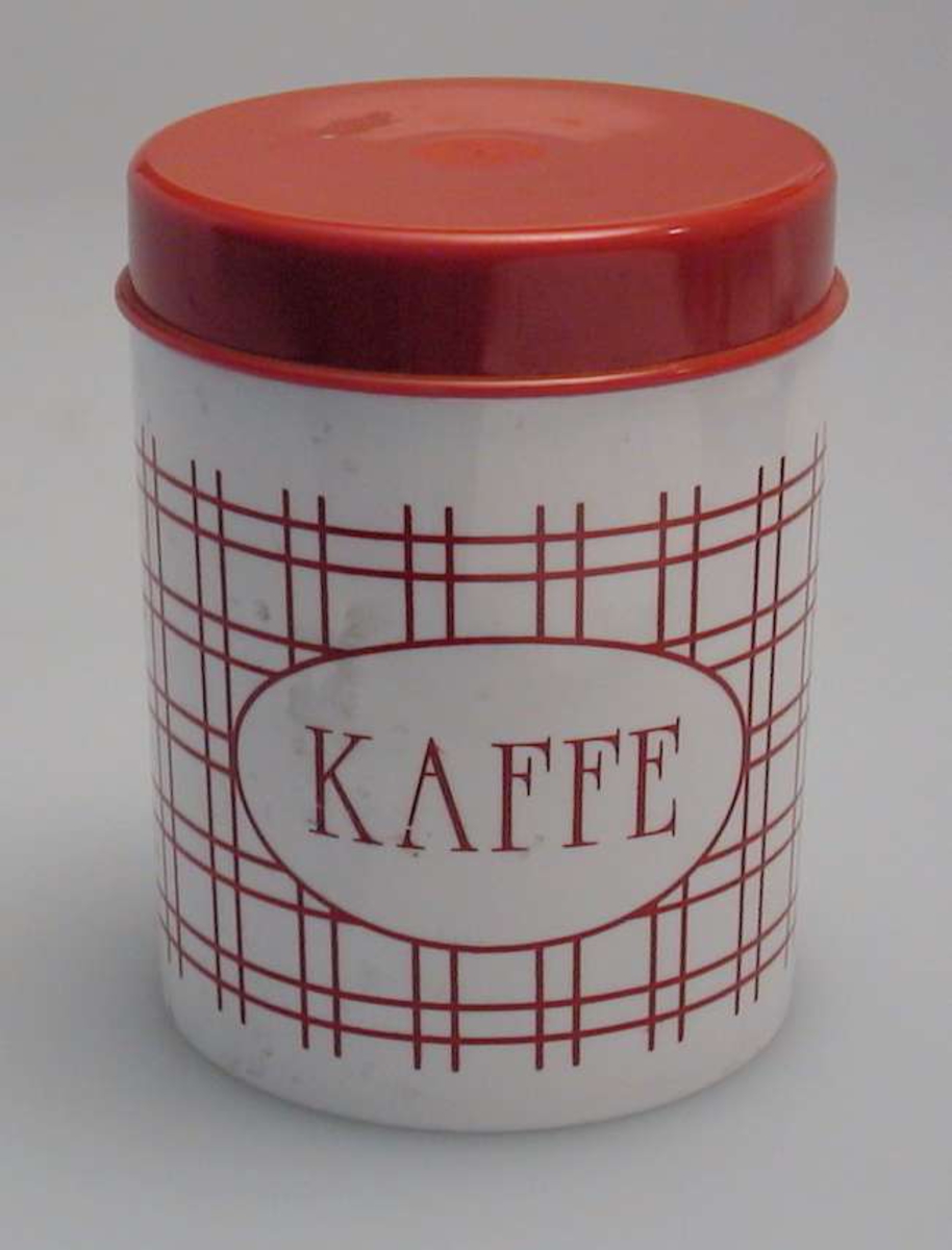 Plastboks med rødt lokk, rutet dekor og merket "KAFFE"