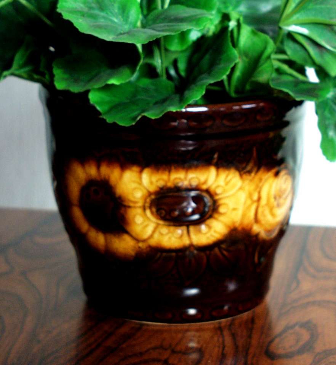 Brun blomsterpotte i keramikk.