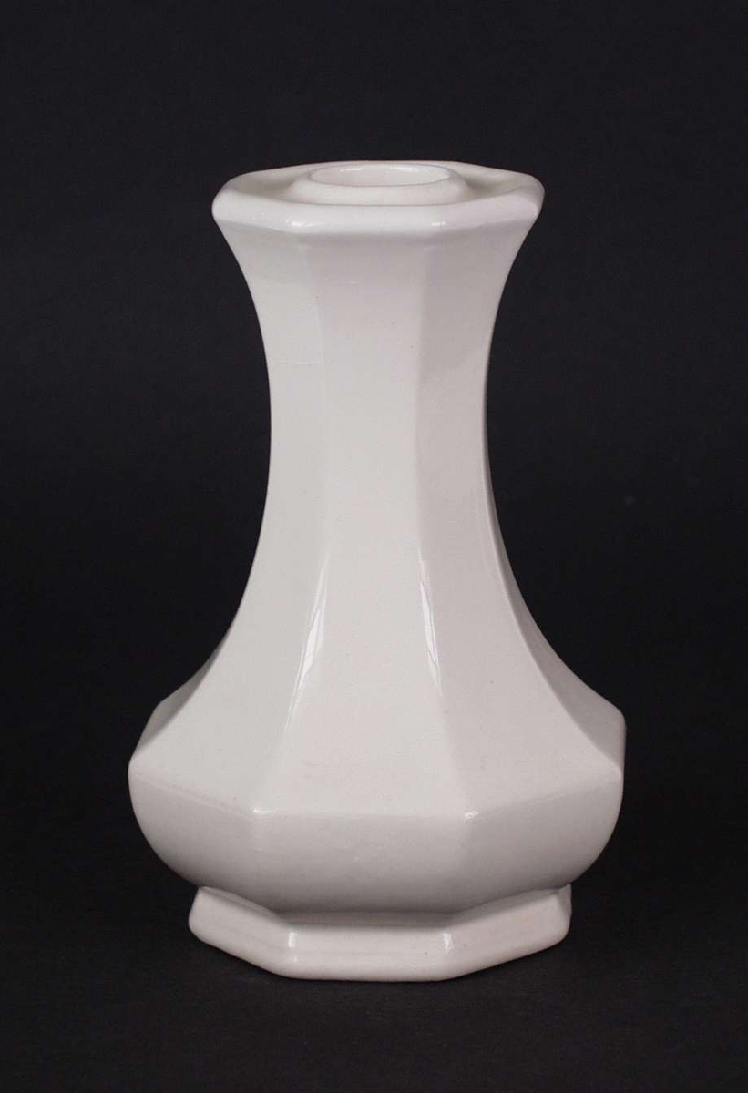 Hvit åttekantet vase i keramikk