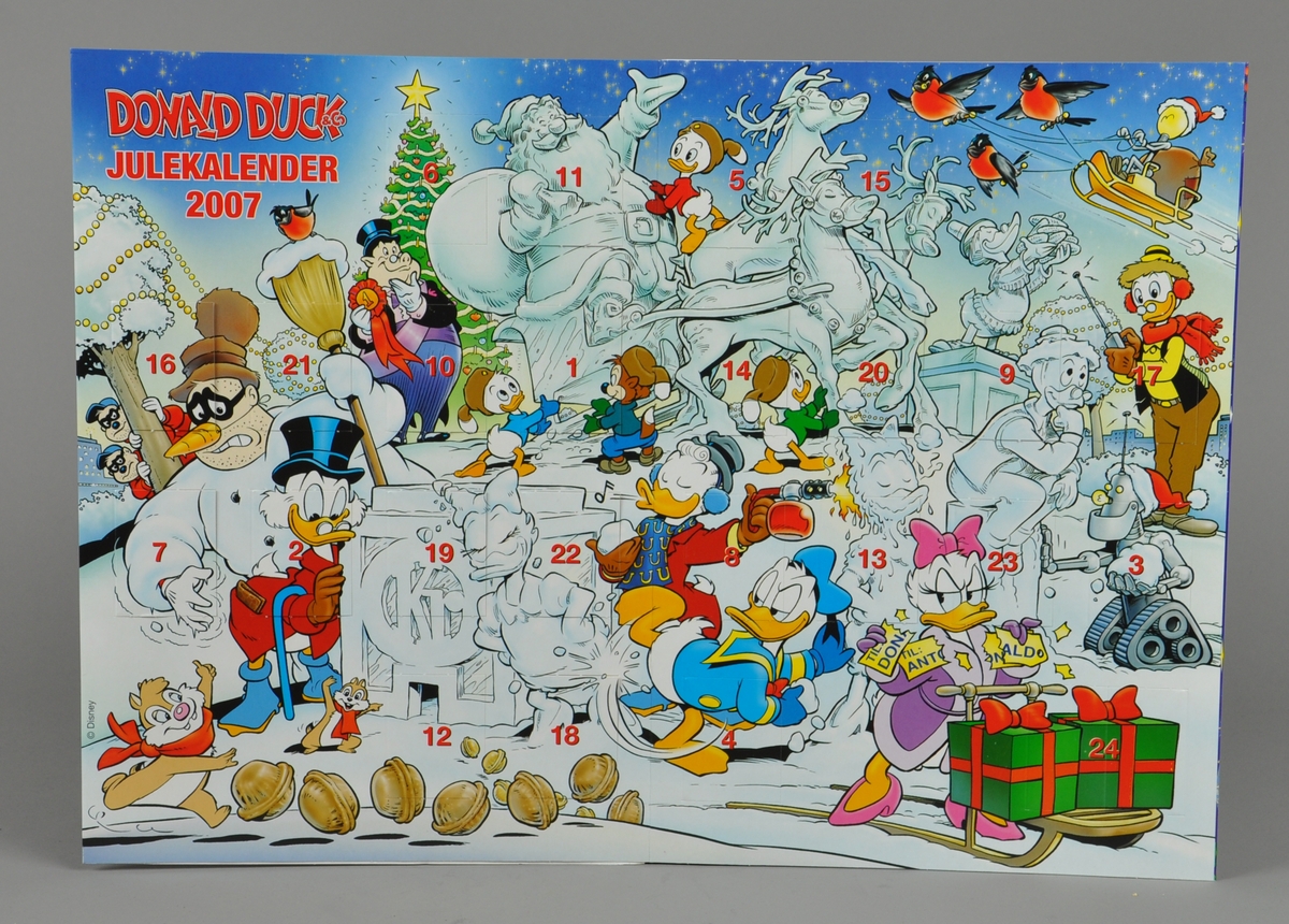 Motivene er Disney-figurer og isskulpturer der de har vært modeller. I bakgrunnen et pymtet juletre.Kalenderen er sammenbrettet og ligger i en plastlomme.Den er fra 2007.
