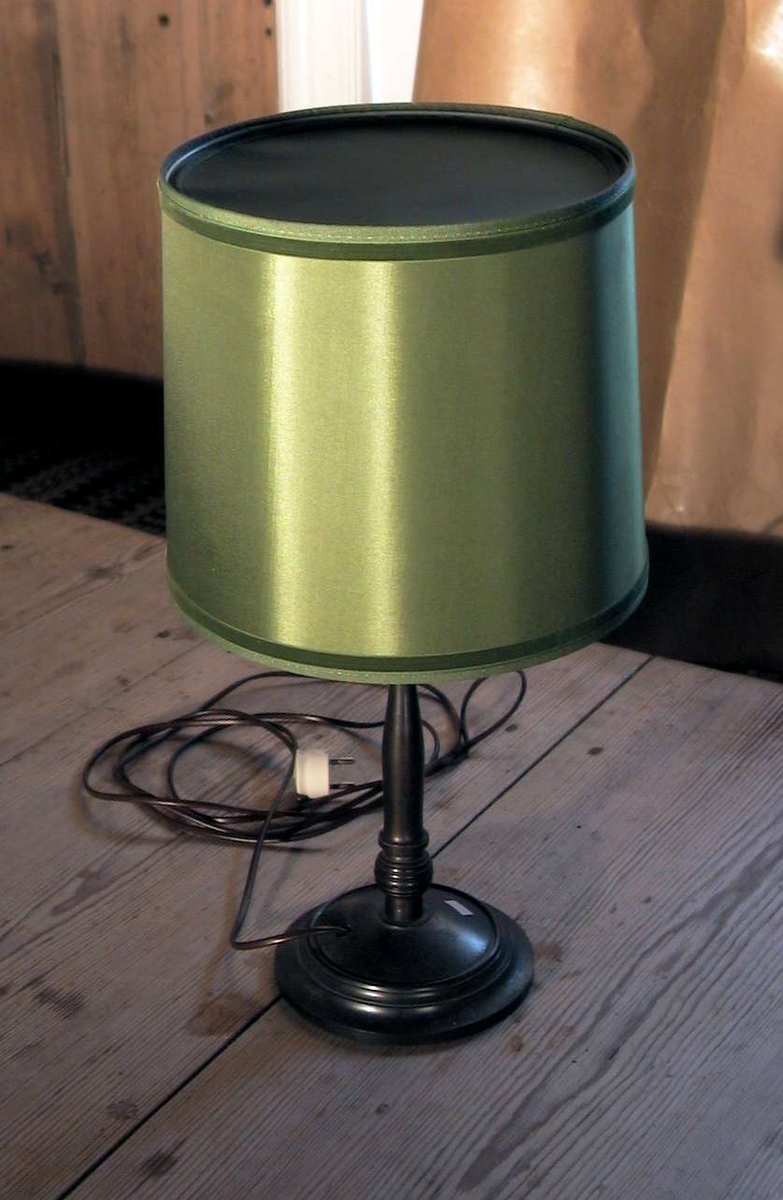 Bordlampe med grønn skjerm.