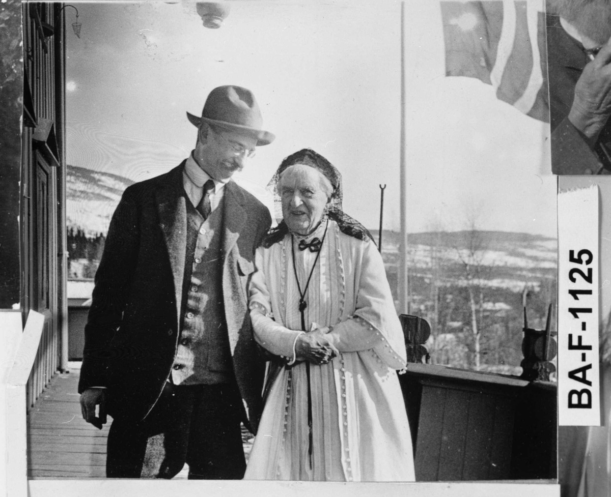 Fotomontasje i svart/hvitt rammet inn med glass og enkel trelist. Amatørbilder.