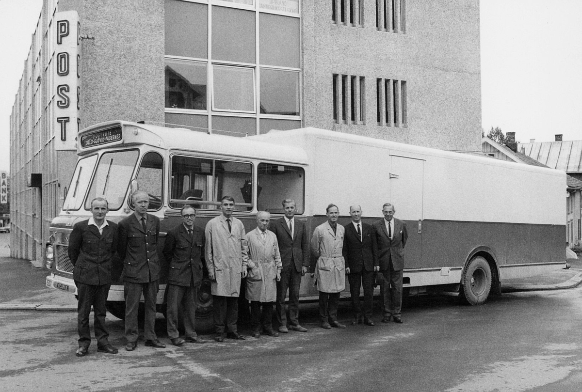 transport, bil, åpning av postbilrute Oslo-Gjøvik-Fagernes, ni menn står foran postbilen som ble tatt i bruk, Gjøvik postkontor i bakgrunnen, postskilt