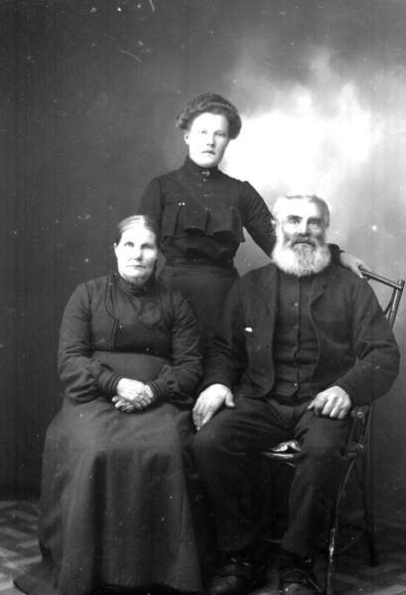 Pro: 20.01.1907. Johannes L. Klevstadlien med fam. Gruppebilde, mann, kvinner.