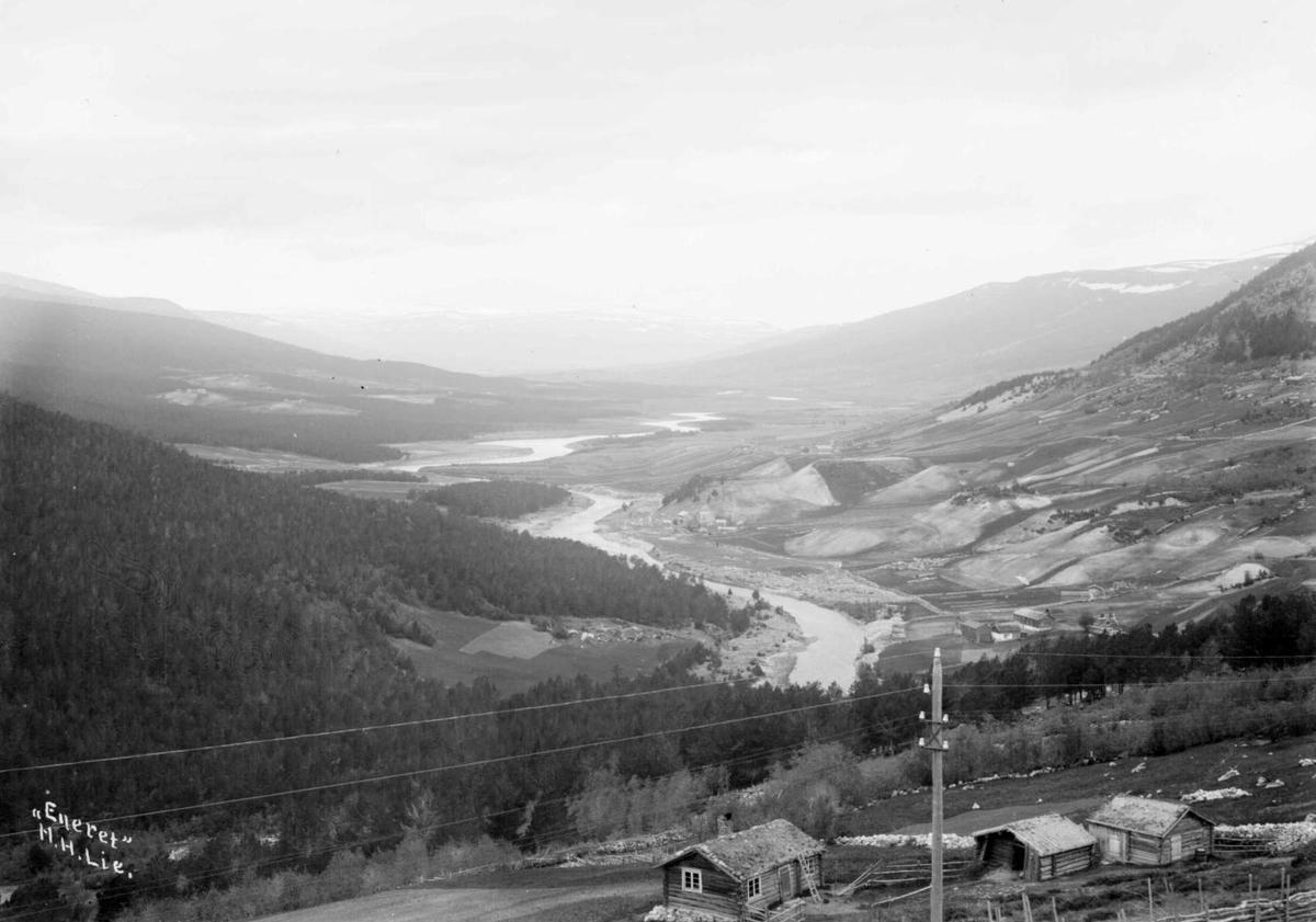 Kort: 15.06.1908. Utsikt over Lesja mod nord. Bebyggelse, tettsted, elv, fjellformasjoner